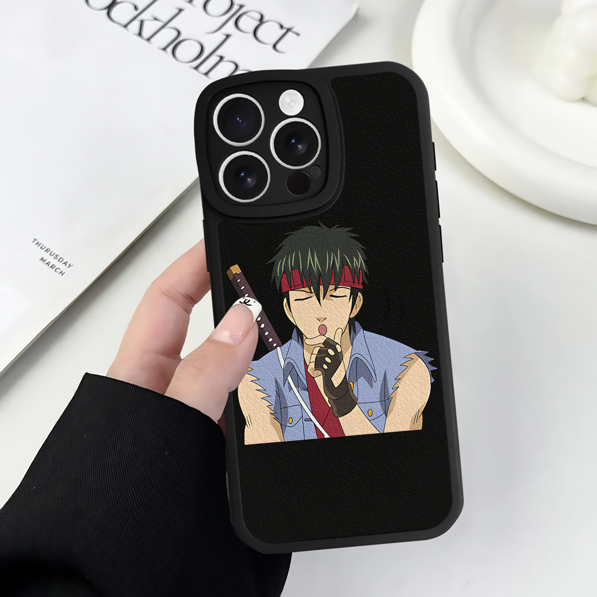 （画像用） ぎんたま 坂田銀時（さかたぎんとき） 神楽 志村新八（しむら しんぱち） GINTAMA Sakata Gintoki Kagura Shimura Shinpachi 【iPhone 16シリーズ対応】シリコンスマホケース（レザー調） 材質：シリコン